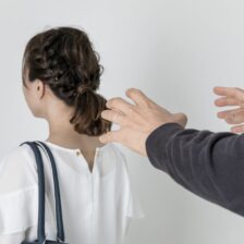 マンション　エレベーター内　女性刺殺事件（神戸）被害防止対策｜ストーカー対策・身辺警護・ボディーガード・4号警備はPOB危機管理株式会社にまず相談を